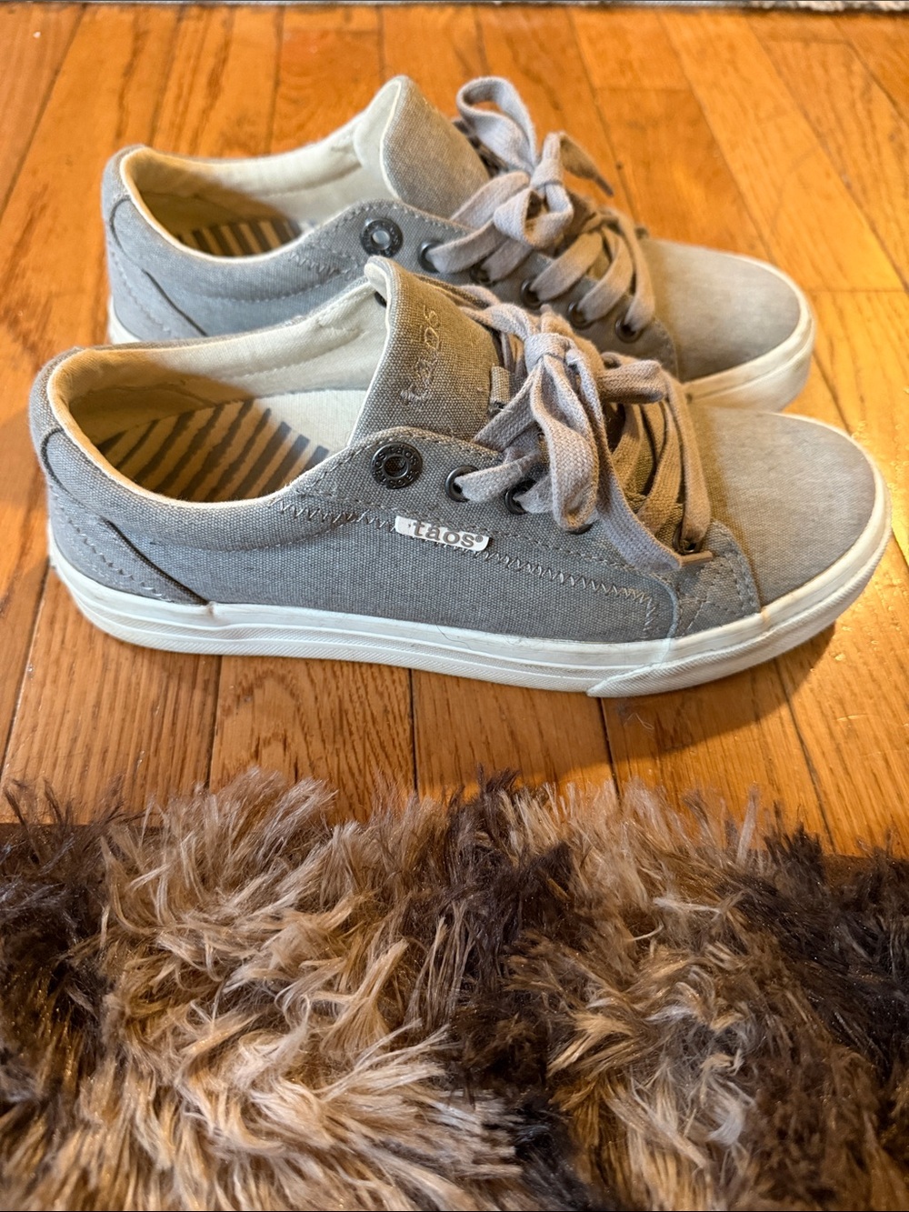 Taos Footwear Gray Canvas Lace-Up Flats